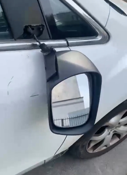 Ponad 30 aut uszkodzonych na Jeżycach i Sołaczu. Znaleziono karteczkę za wycieraczką