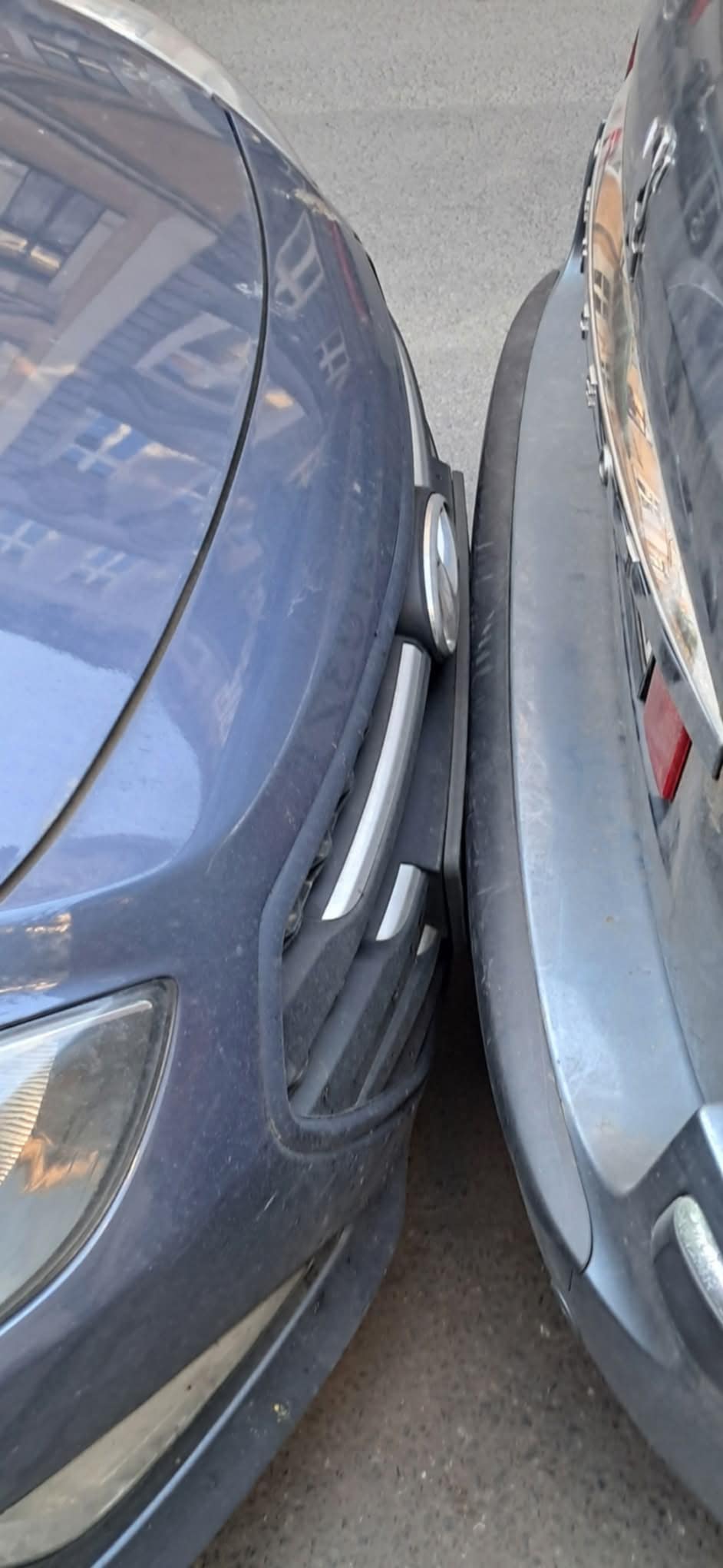 Kierowca zaparkował auto "na zderzaku" samochodu znajdującego się przed nim. "Będę zmuszony zgłosić to policji"