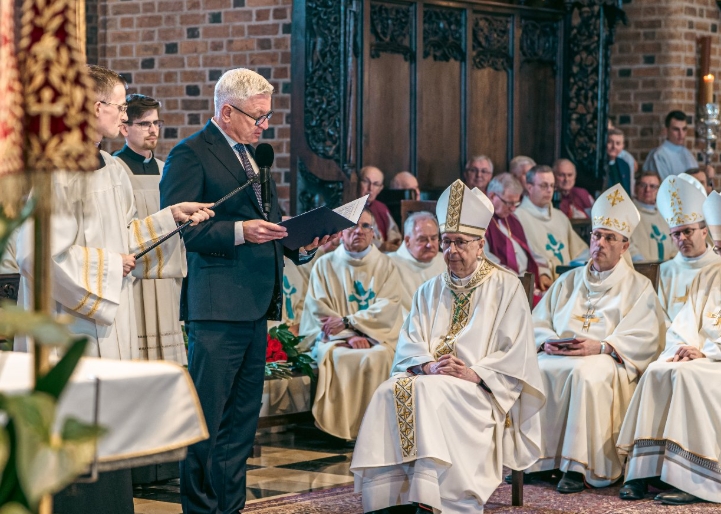 Arcybiskup Zbigniew Zieliński już oficjalnie stanął na czele archidiecezji poznańskiej. Prezydent Jaśkowiak złożył gratulacje