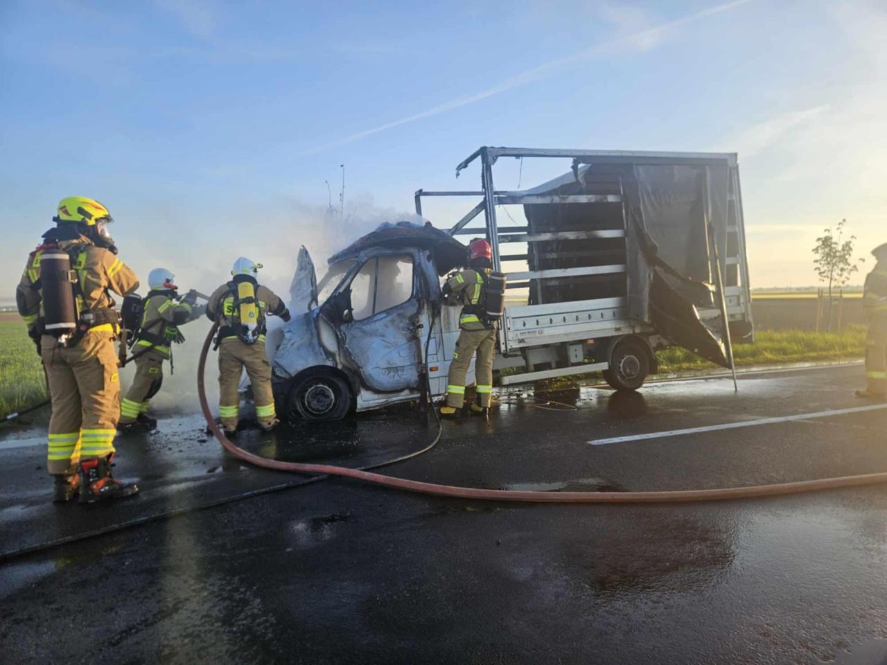 Poranny pożar auta w regionie. Były spore utrudnienia