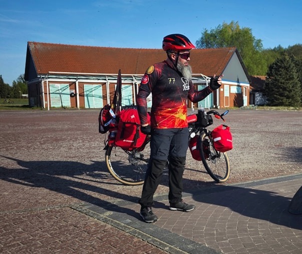 Poznaniak postanowił przejechać 2000 km rowerem. To akcja charytatywna dla chorej dziewczynki z Wielkopolski