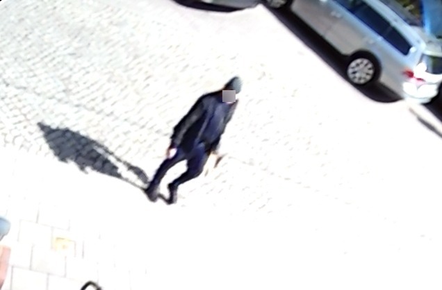 Ich dom stał się celem ataków nieznanego mężczyzny. Kilka razy obrzucił jajami elewację budynku