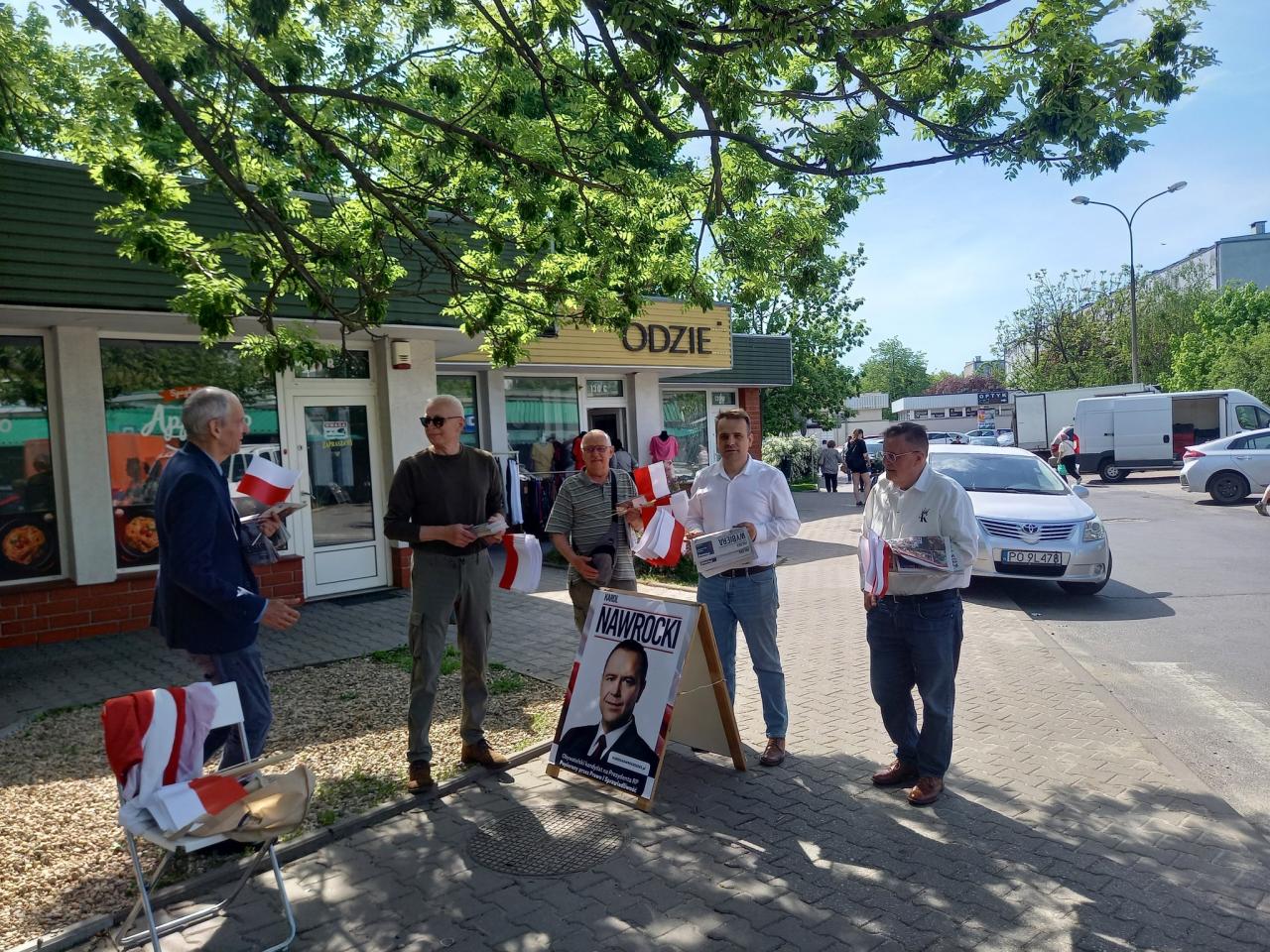 W dniu Święta Flagi Rzeczpospolitej agitowali do głosowania na kandydata z PiSu. Rozdawali też flagi narodowe