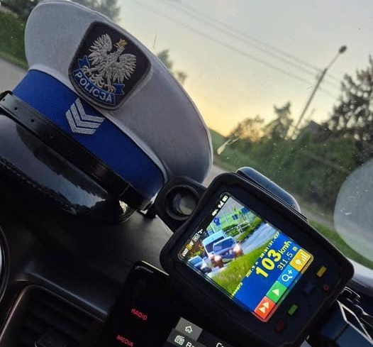 Wzmożone patrole policyjne na drogach w Wielkopolsce. Niektórzy kierowcy mimo to, łamią przepisy. "Efekt? 1500 zł mandatu"