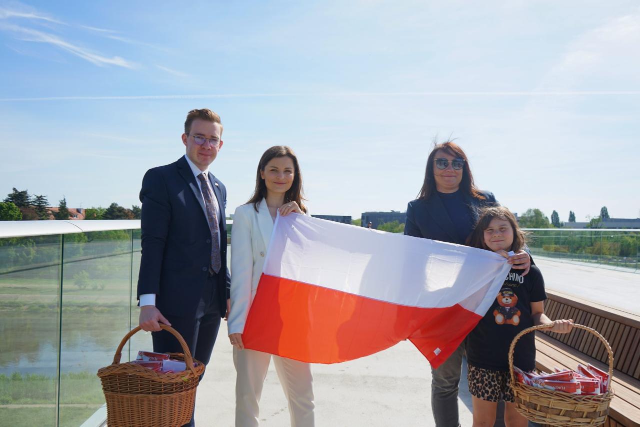 Wojewoda Wielkopolski Agata Sobczyk rozdawała flagi mieszkańcom Poznania. "Zachęcamy do wywieszania biało-czerwonej"