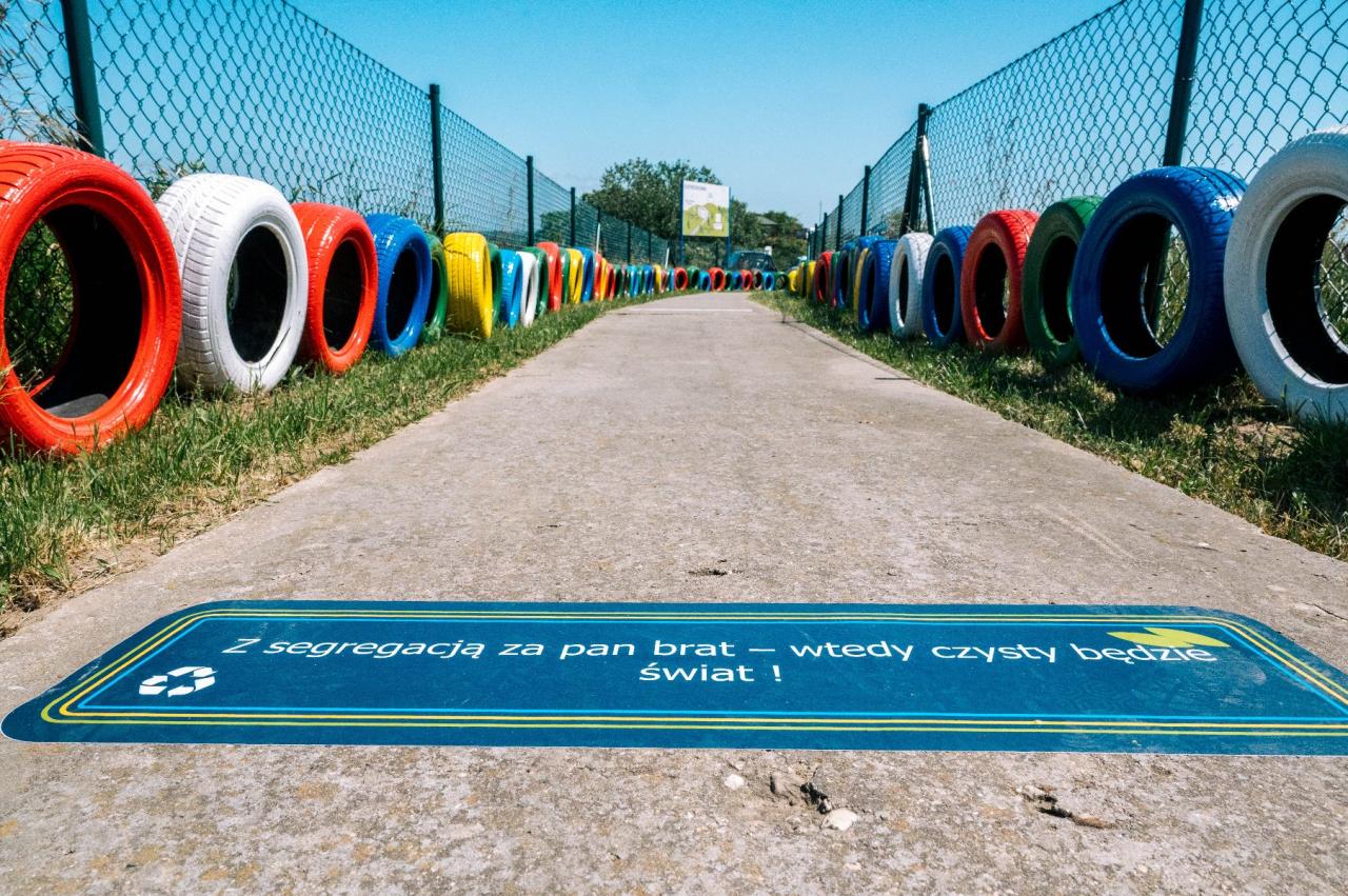 Plac zabaw, który powstał na wysypisku śmieci przyciąga młodych gości z całego kraju