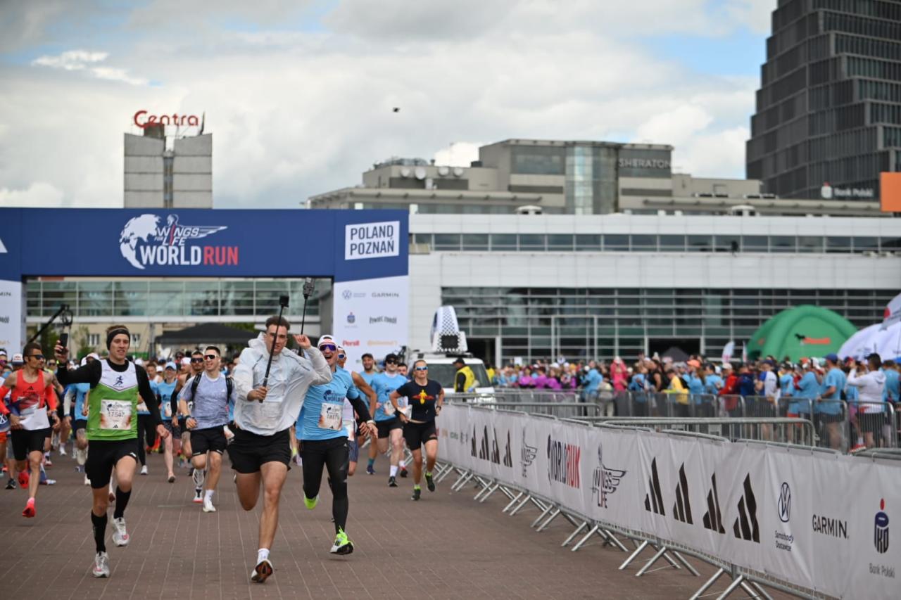 Wystartował bieg Wings For Life. W Poznaniu biegaczy goni Adam Małysz!