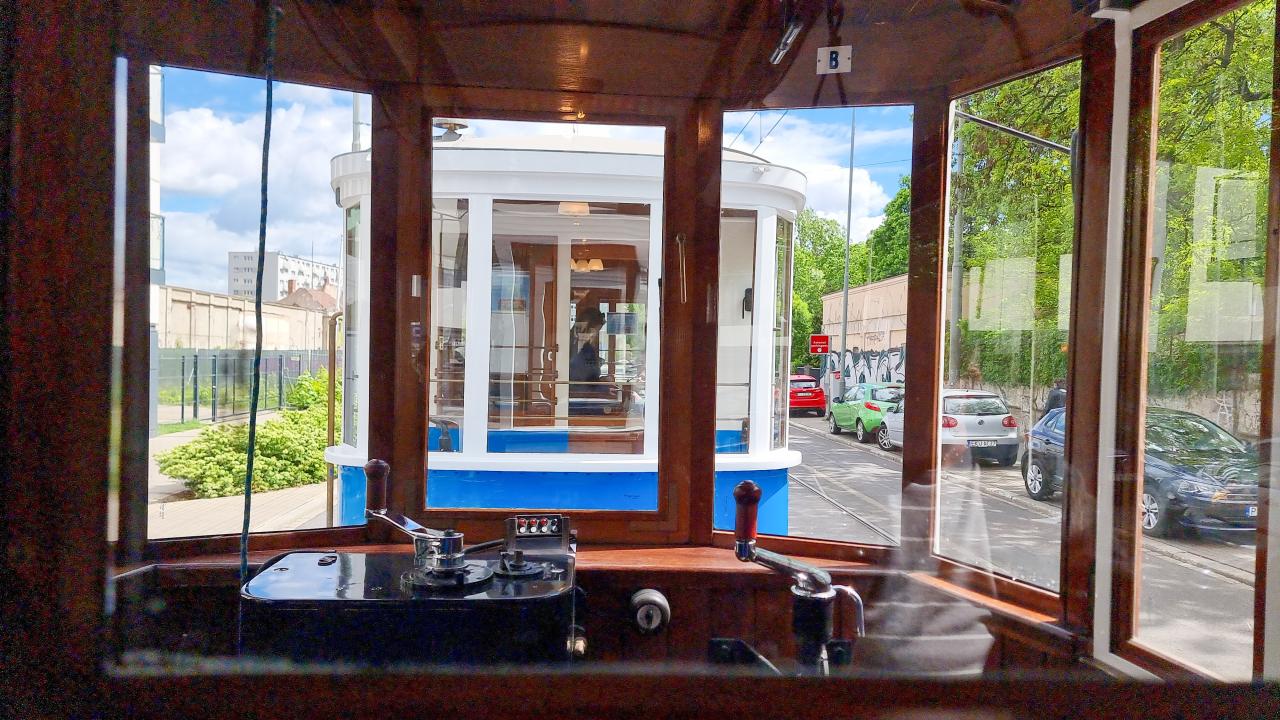 Gratka dla miłośników komunikacji. Na poznańskich ulicach można spotkać taki tramwaj