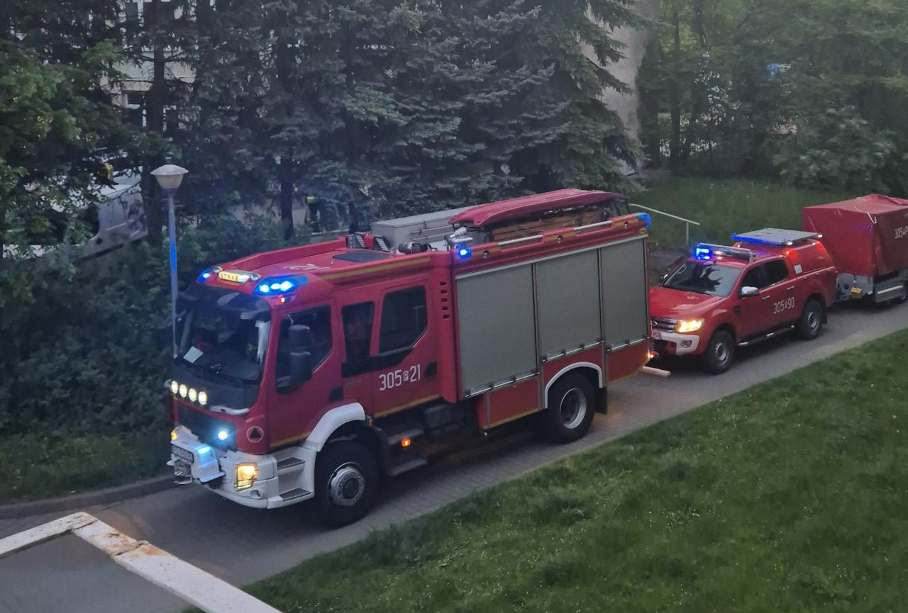 Akcja strażaków przy szkole na poznańskim osiedlu