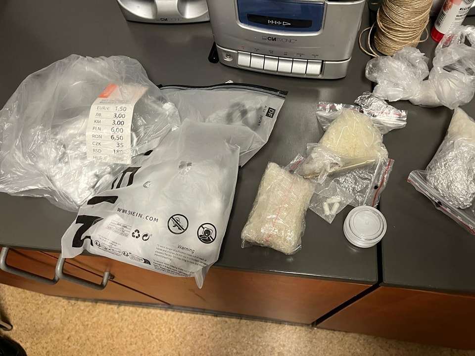 Policjanci przeszukali mieszkania między innymi na terenie Gniezna. Niewiarygodne ilości narkotyków. Sprawa trafiła do prokuratury