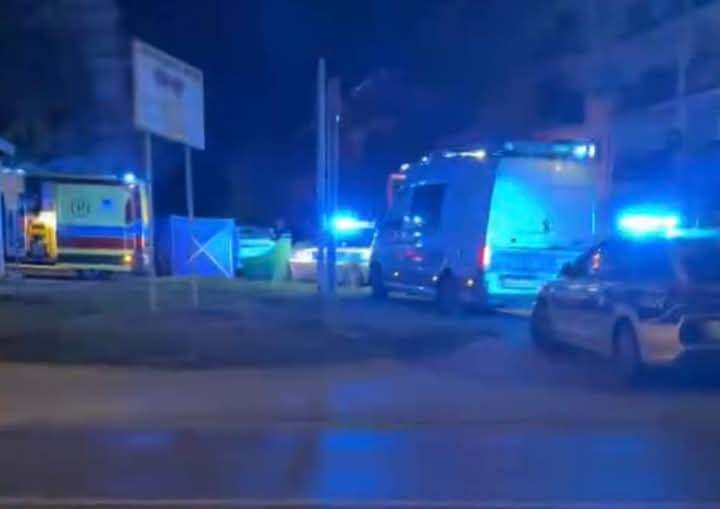 Parawan i działania służb przy poznańskiej ulicy. Nie żyje mężczyzna