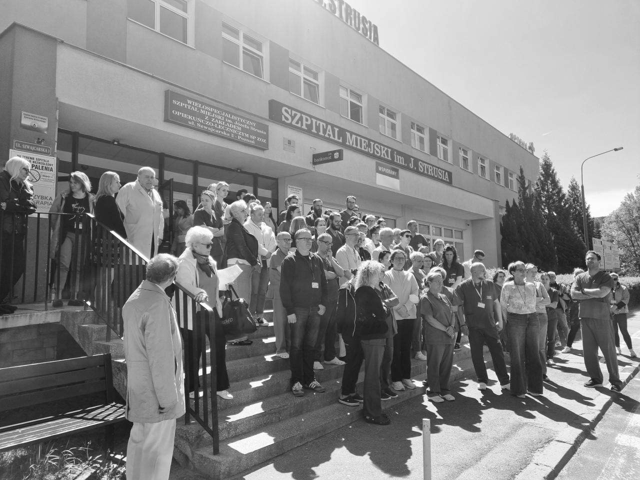 Pracownicy poznańskiego szpitala wyszli przed budynek. "To poruszający, symboliczny gest"