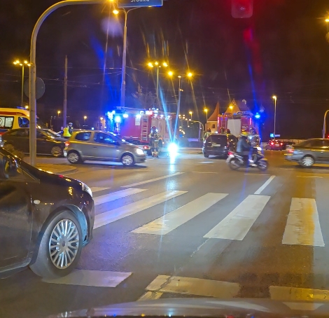 Śródka: wypadek komunikacyjny. Zderzenie dwóch pojazdów. Jedna osoba z obrażeniami