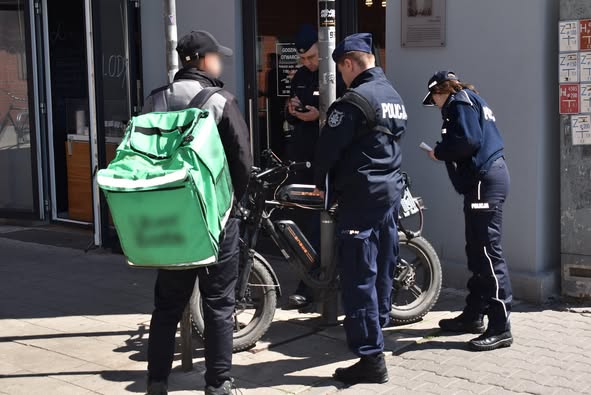 Policjanci skontrolowali osoby poruszające się na rowerach elektrycznych. Prawie wszystkie nie spełniały wymagań technicznych. Posypały się mandaty