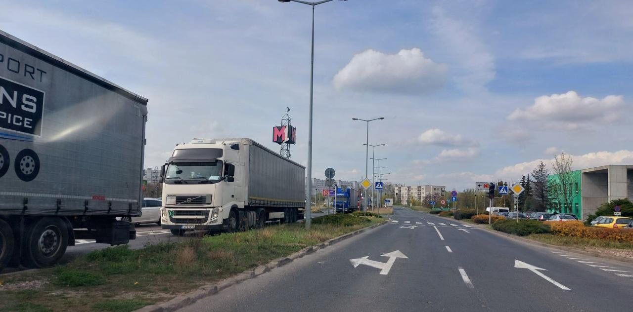 Ciężarówki regularnie blokują ulicę przy Browarze Lecha ustawiając się w kolejce do wjazdu. "Będzie więcej piwa jak magazyn ruszy i dopiero będzie wesoło"