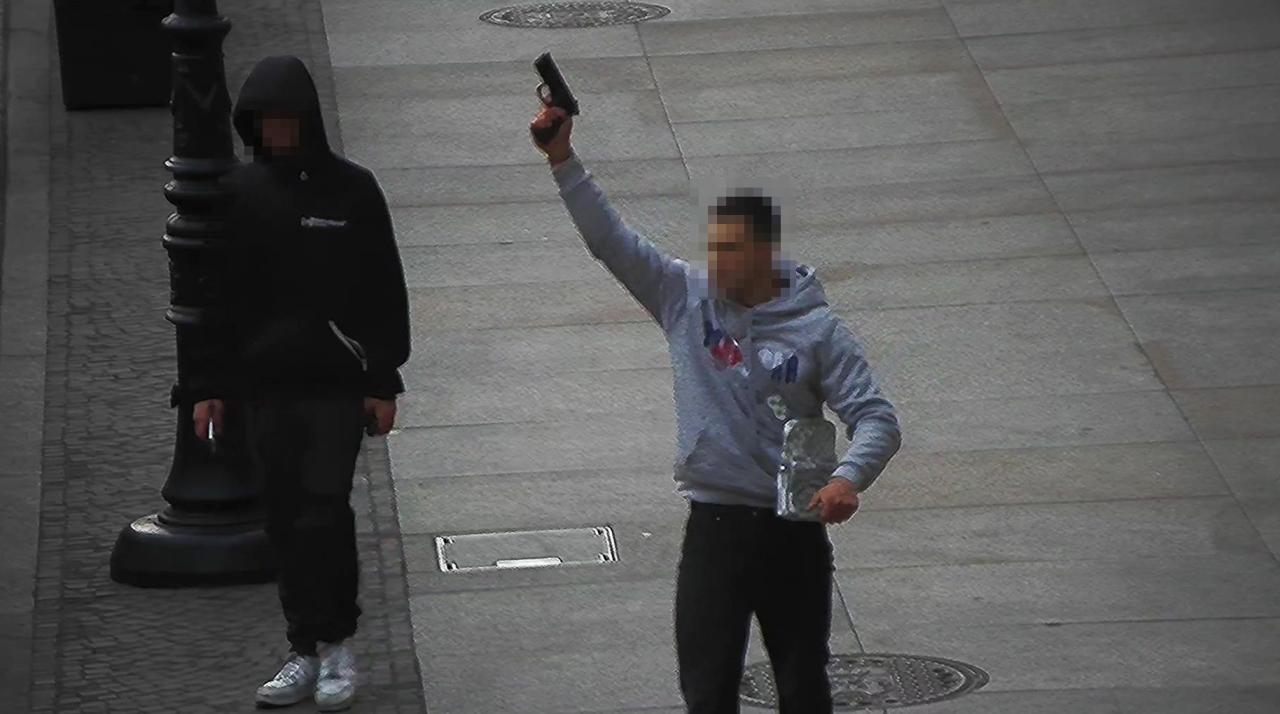 Akcja służb o poranku w centrum Poznania. Mężczyzna z pistoletem "celował w powietrze i otoczenie"