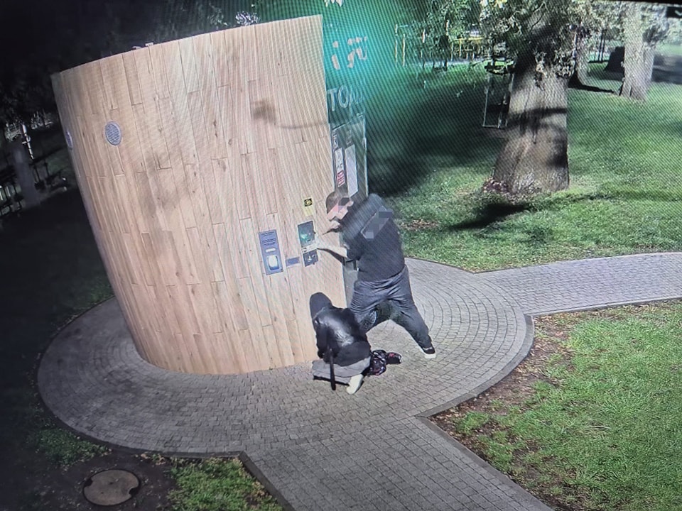 Gniezno. W majówkę włamali się do automatu na monety w miejskiej toalecie. Ukradli 50 złotych, straty na 10 tysięcy