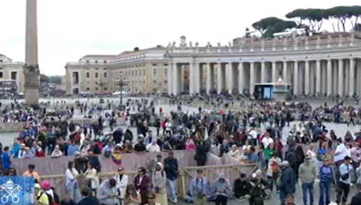 Biały dym nad Watykanem. "Mamy w końcu papieża"