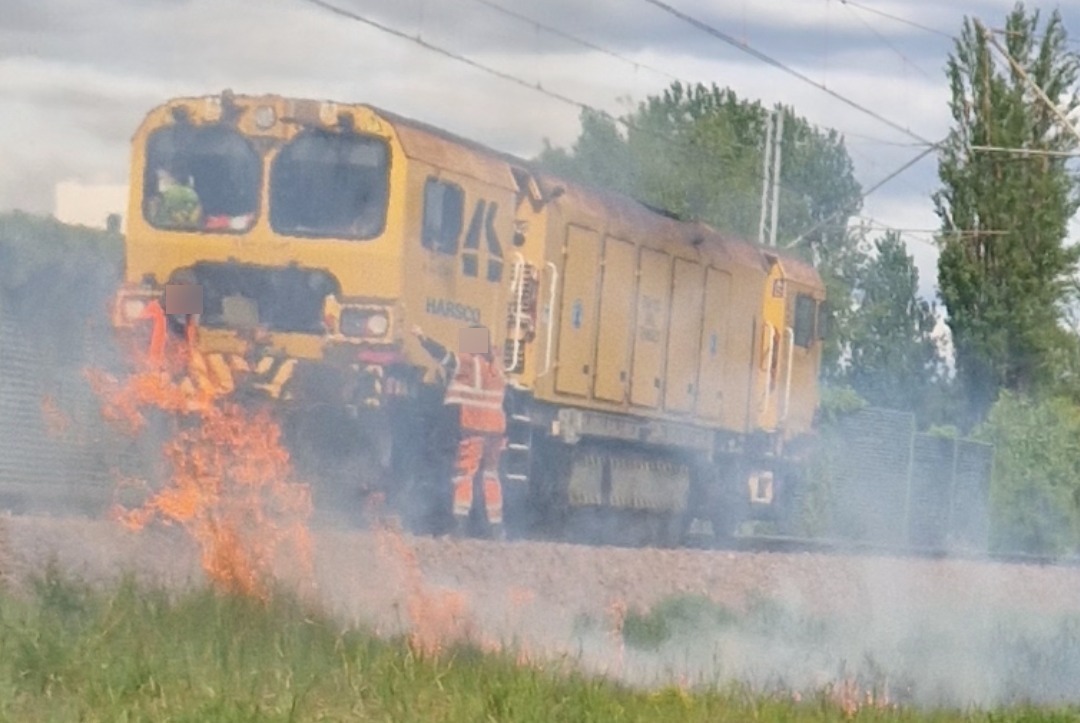 Ogień przy remoncie torów kolejowych w Poznaniu: "iskry lecą spod kół". Kolejarze: "to całkowicie bezpieczne"