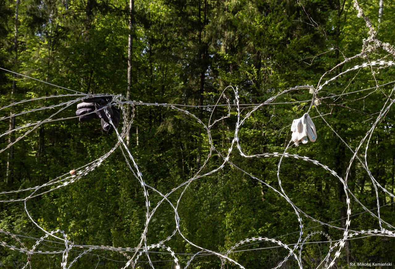 Poznański fotograf na granicy z Białorusią: "rękawiczki na drutach kolczastych to tragedia drugiego człowieka"