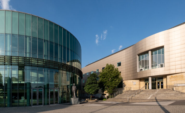 Mail z informacją o potencjalnym ataku siekierą i bombie dotarł do 14 poznańskich uczelni