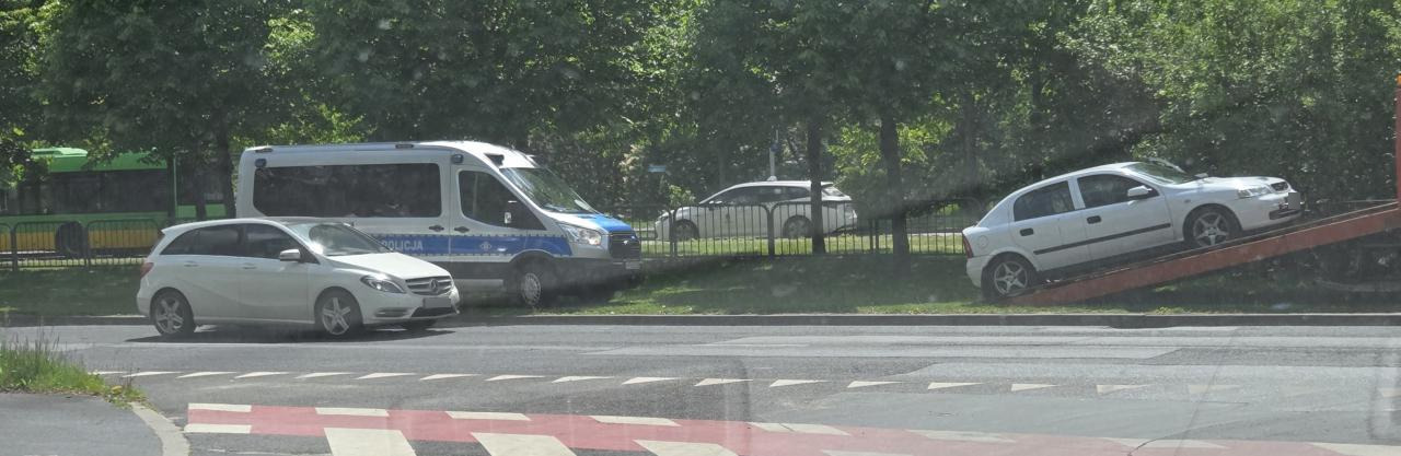 Akcja policji na jednej z poznańskich ulic. "Dynamicznie zatrzymali Opla Astrę"
