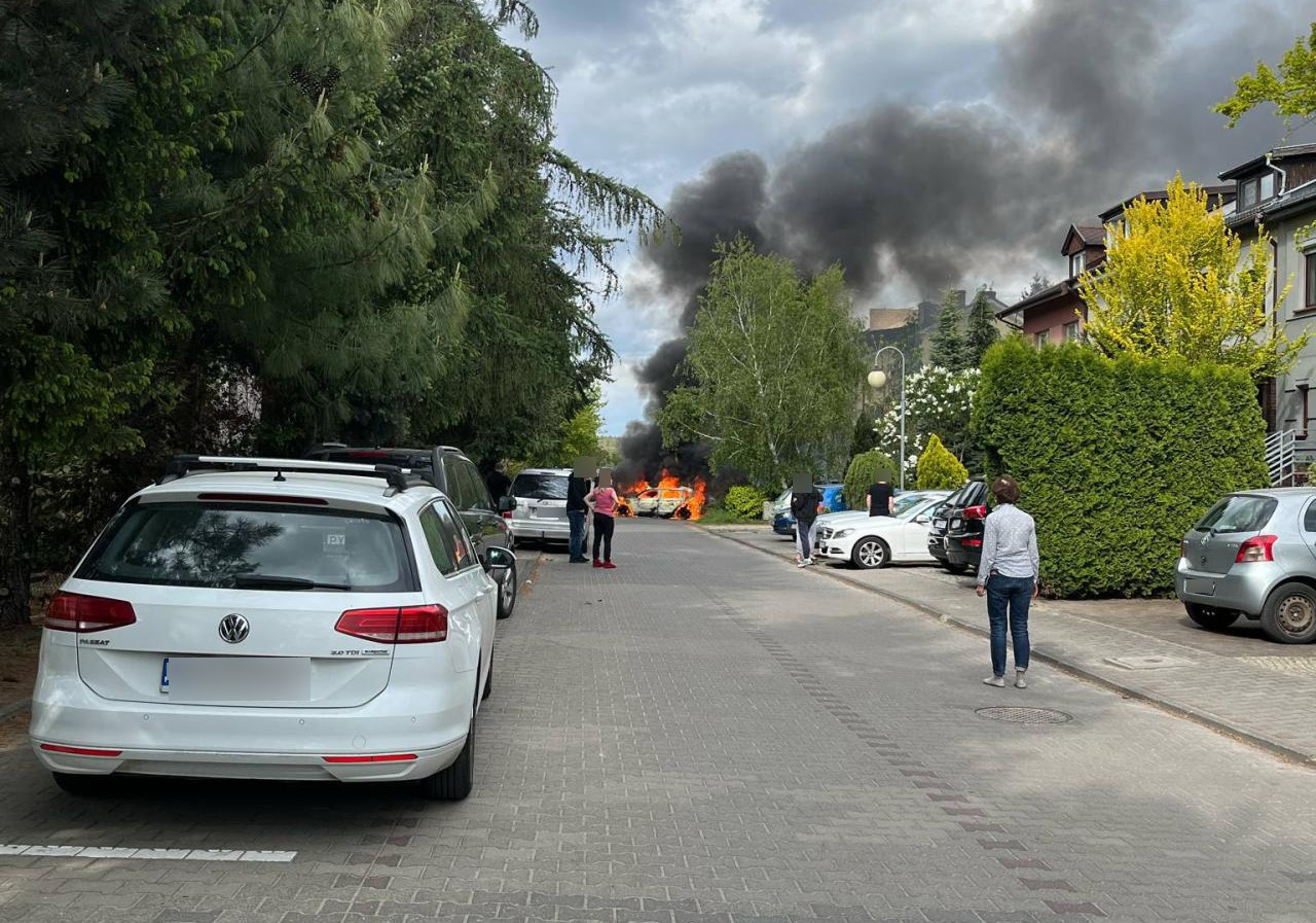 Samochód w ogniu i dwa strażackie zastępy w akcji
