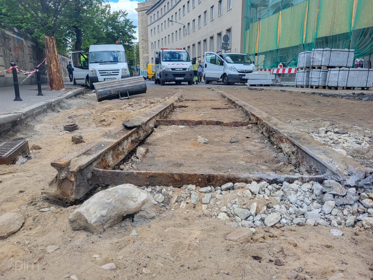 Niezwykłe odkrycie podczas prac w centrum miasta. "Zostały odsłonięte stare tory kolejowe"