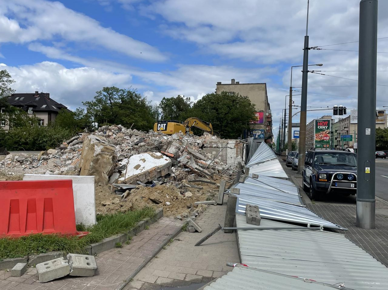 Runęło ogrodzenie przebudowanego centrum handlowego w Poznaniu. "Z żoną uciekłem szczęśliwie na ulicę"