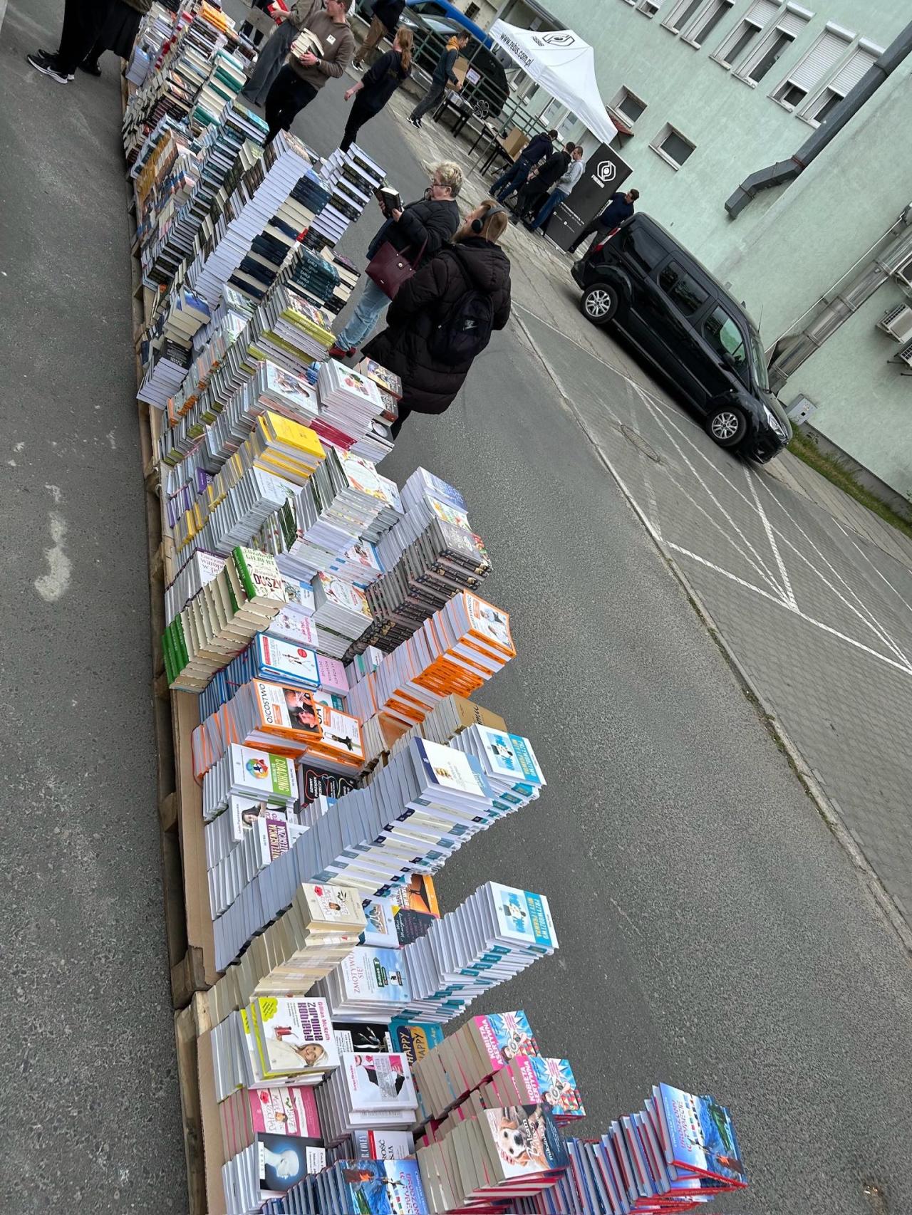 Otworzyli drzwi magazynu. Każda książka kosztuje 7 złotych!