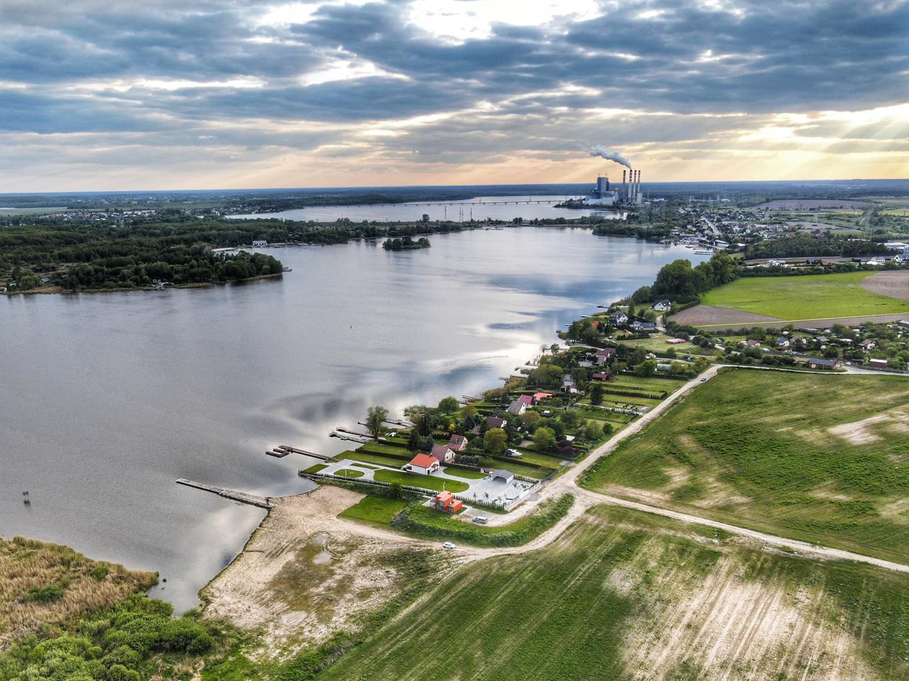 Dron z kamerą termowizyjną nad jednym z jezior w regionie. Co sprawdzano?