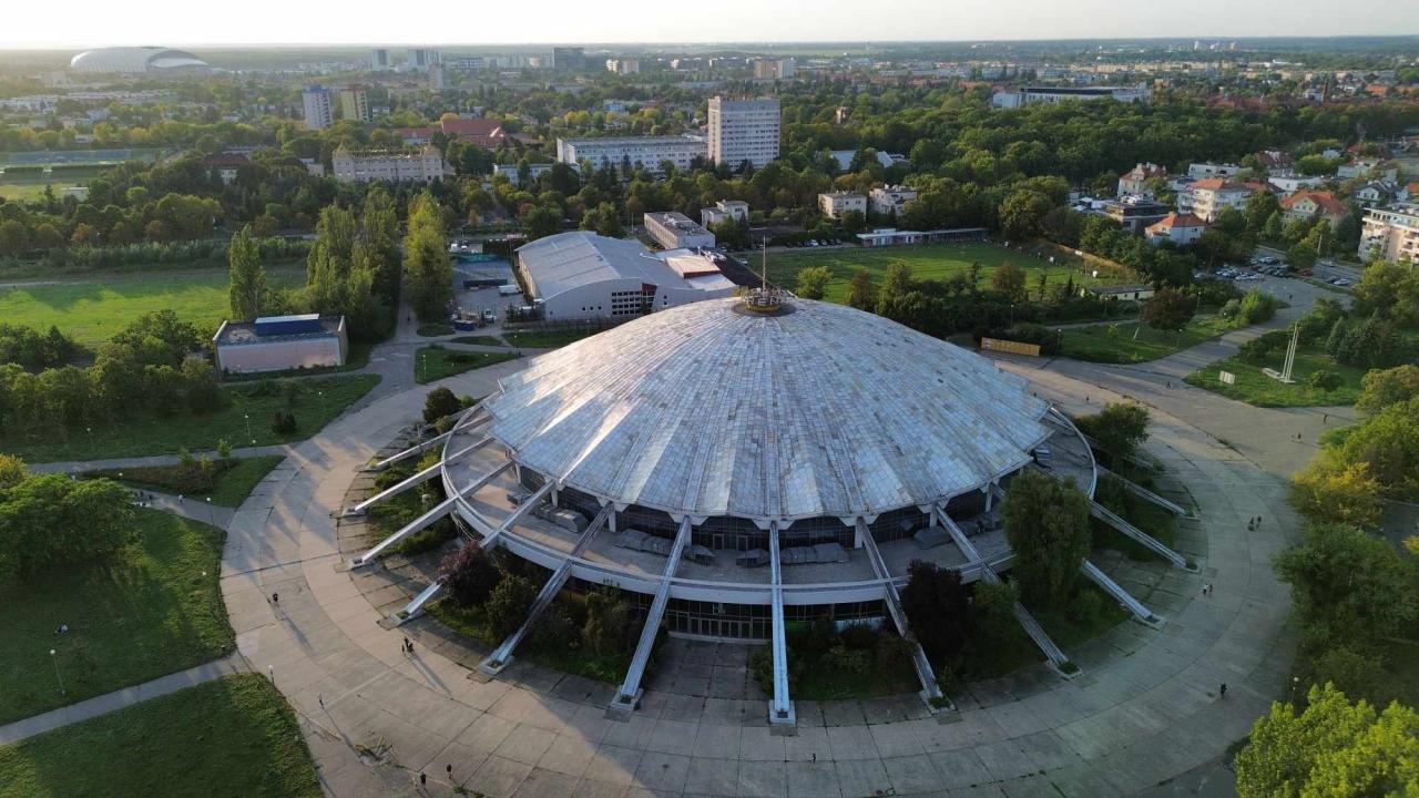 Modernistyczna ikona Poznania wciąż czeka na remont. Pojawiła się nadzieja!