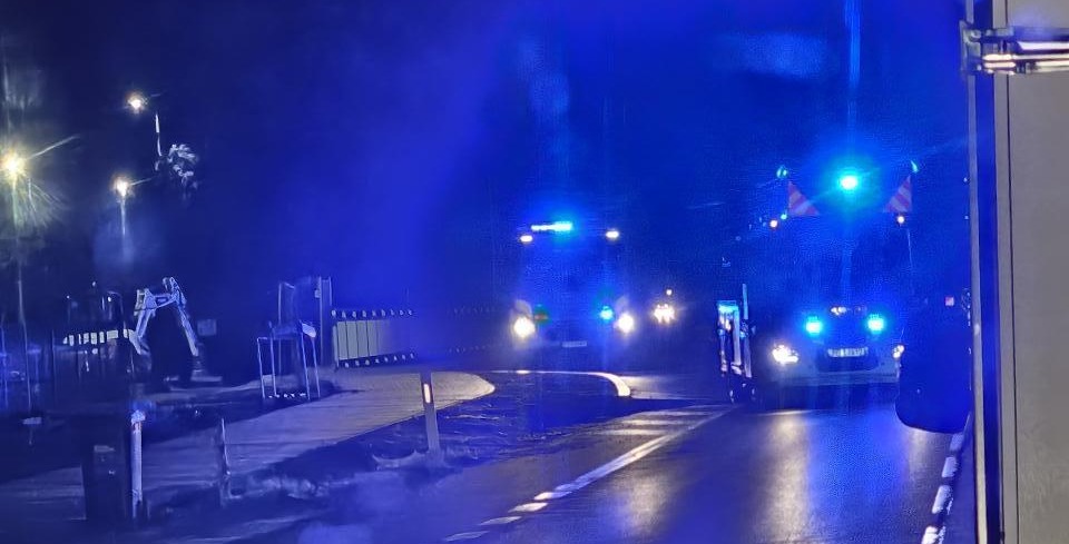 25 zastępów strażaków w nocnej akcji pod Poznaniem. Płonęła hala magazynowo-usługowa