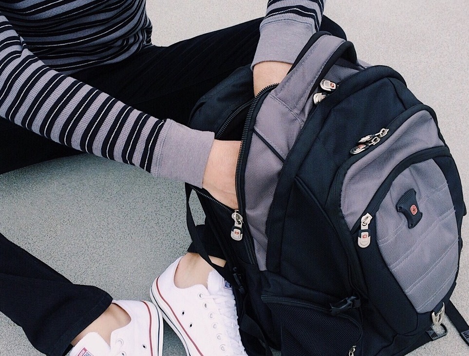 Region. 17-latka z premedytacją usiłowała zabić własną babcię. Udawała, iż chce ją przytulić, tymczasem wyjęła z plecaka nóż