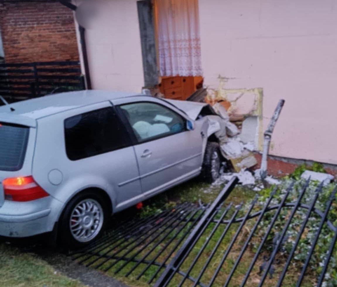 Samochód wjechał w dom w regionie. "Obcokrajowiec najwyraźniej pomylił drogę z... posesją"