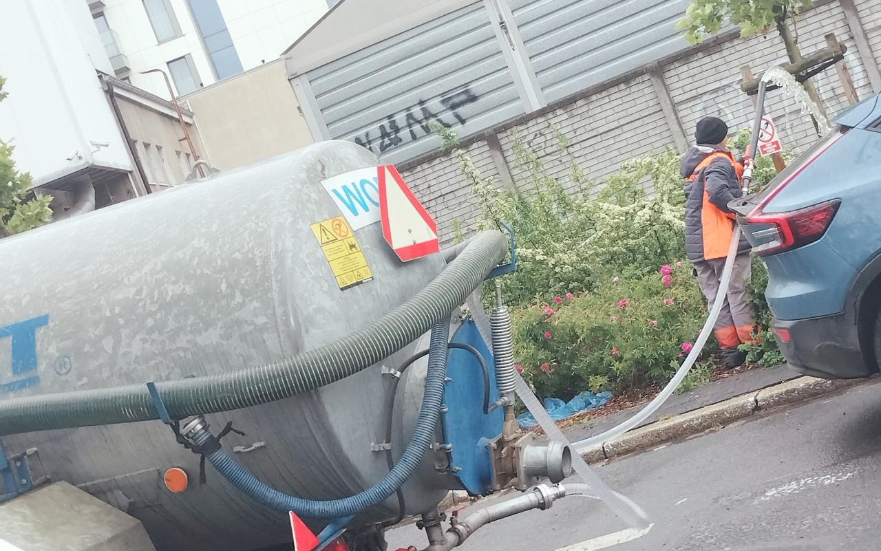 Przez kilka dni padało, ale drzewa w Poznaniu podlewali. choćby w trakcie deszczu. "Absurd"?