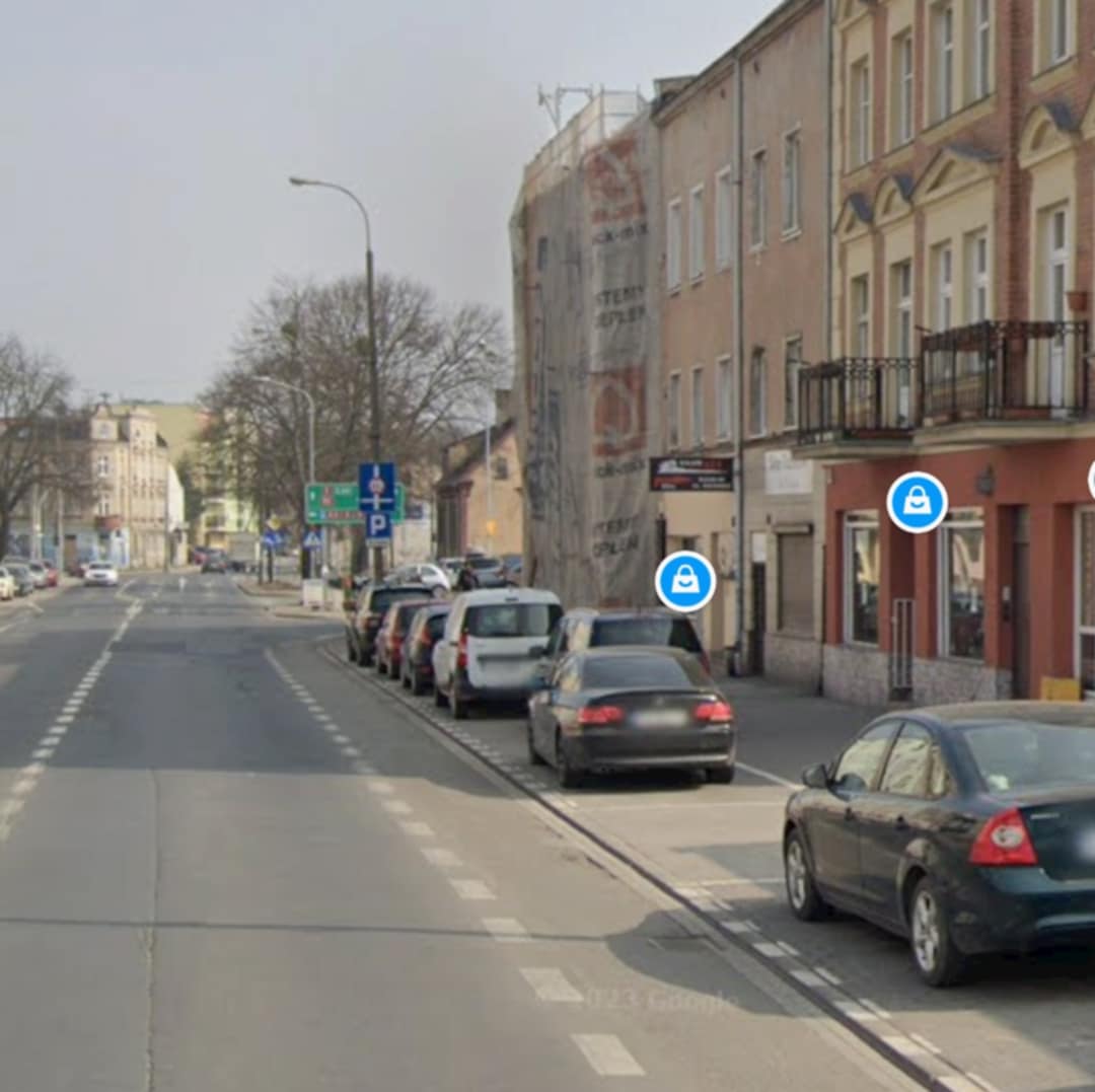 Rowerzyści mają ścieżkę rowerową, ale i tak jeżdżą po chodniku. "Każde wyjście z kamienicy grozi zderzeniem się z rowerem"