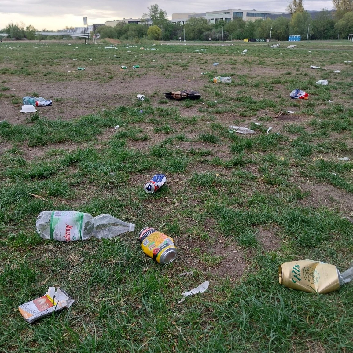 Odpoczywają nad Wartą i zostawiają po sobie tony śmieci. "Każdego ranka tereny pokryte są odpadami w takim stopniu, iż trudno dostrzec trawę"