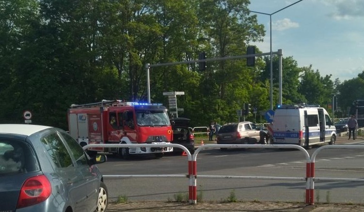 Komorniki: wypadek z udziałem dwóch samochodów. Kobieta trafiła do szpitala