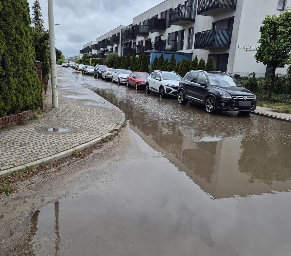 Ulice w Poznaniu zalane po każdym deszczu, ale nie mogą doczekać się remontu. "Coś tutaj jest wyraźnie nie halo"