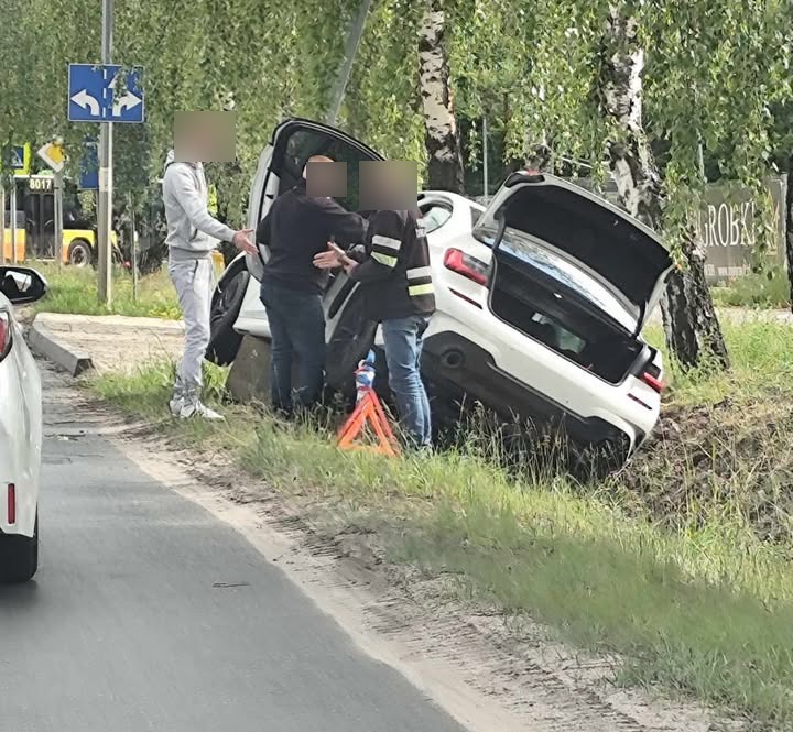 Auto w rowie w Przeźmierowie. Jedna osoba poszkodowana