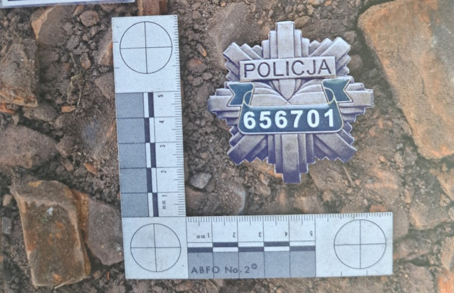 Trzech mężczyzn podszywających się pod policjantów wtargnęło do warsztatu w regionie. "Sprawcy byli bardzo dobrze przygotowani"