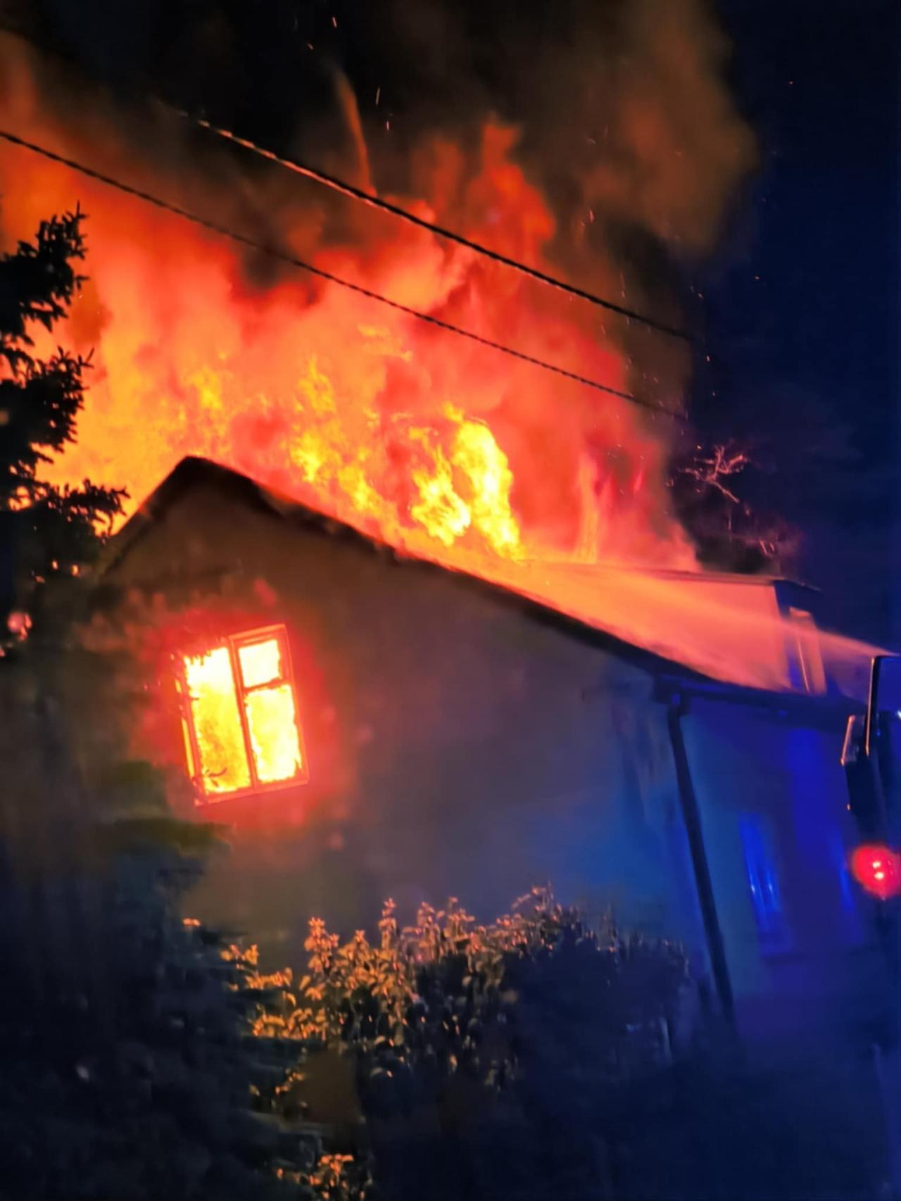 Dom w ogniu w regionie. Przebywały w nim trzy osoby