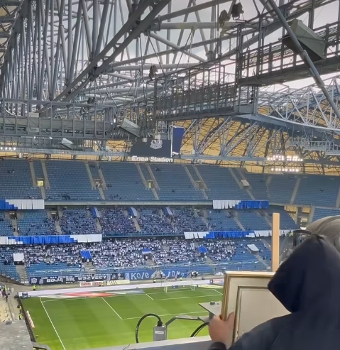 Piłkarze Lecha walczyli o mistrzostwo, a nad nimi, na dachu stadionu, powstawał… obraz