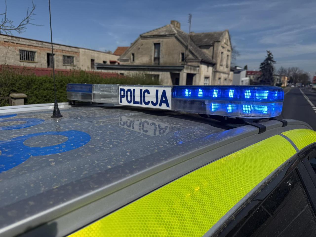 Zwłoki mężczyzny na pasie zieleni przy drodze S5 w regionie. W pobliżu zaparkowany był samochód