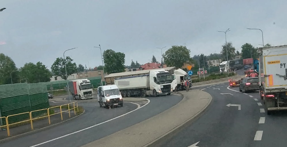 Zderzenie dwóch ciężarówek na krajowej "jedenastce" 45 km od Poznania. "Mega armagedon"