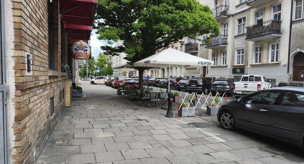 Ogródek restauracji zajmuje miejsca parkingowe w SPP. Mieszkaniec płacący za parkowanie oburzony: "jesteśmy oszukiwani przez UM"