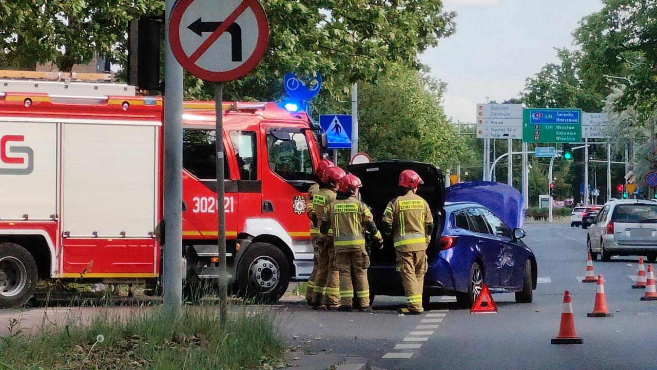 Samochód zderzył się ze skuterem w Poznaniu