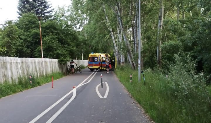Niebezpieczne słupki na Wartostradzie? "Ludzie przez nie przelatują, koziołkują"