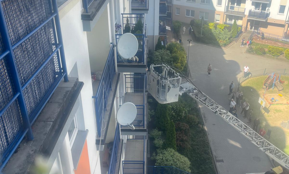 Akcja strażaków w Poznaniu. Wchodzili do mieszkania